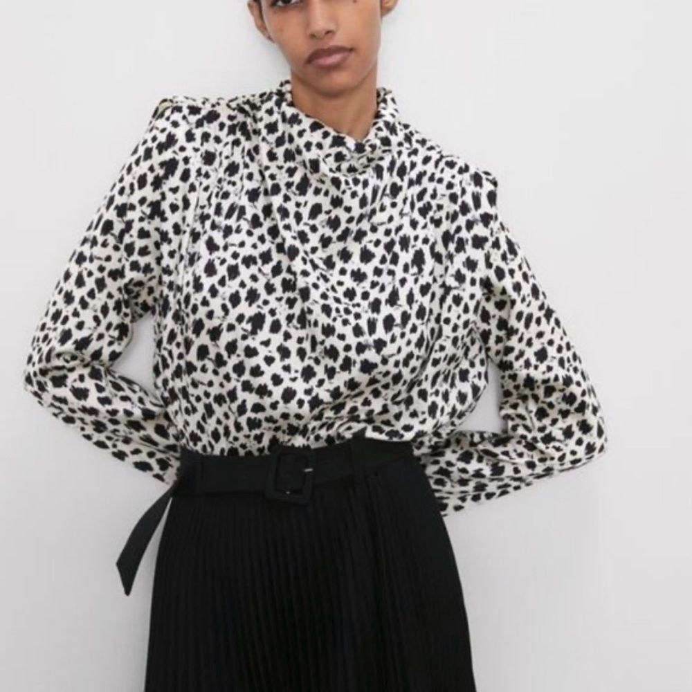 Zara Long Sleeve Pleated Shoulder High Neck Blouse in B&W Print Size M